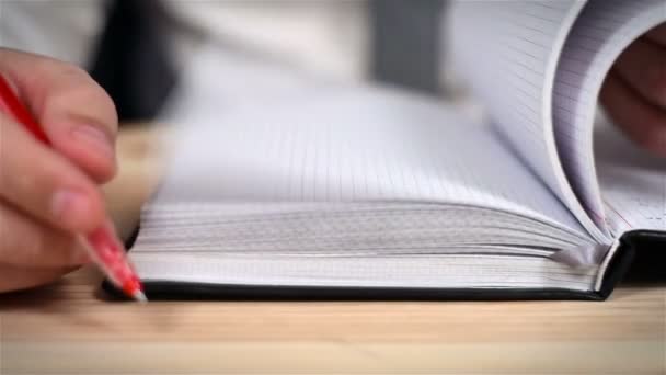 Kézi üzletember jegyzeteket a napló. Közelről — Stock videók