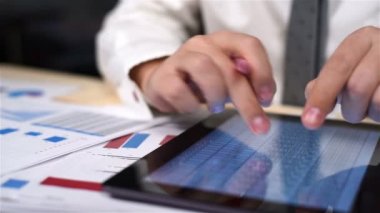 Grafikler dijital Tablet ekran üzerinde analiz tüccar