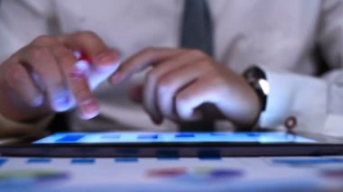 Grafikler dijital Tablet ekran üzerinde analiz tüccar