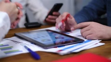 Menkul Kıymetler Borsası istatistikleri ile dijital Tablet Pc kullanarak ortak çalışan.