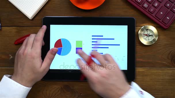 Comptable utilisant Touch Pad pour analyser les données statistiques. Vue d'en haut — Video