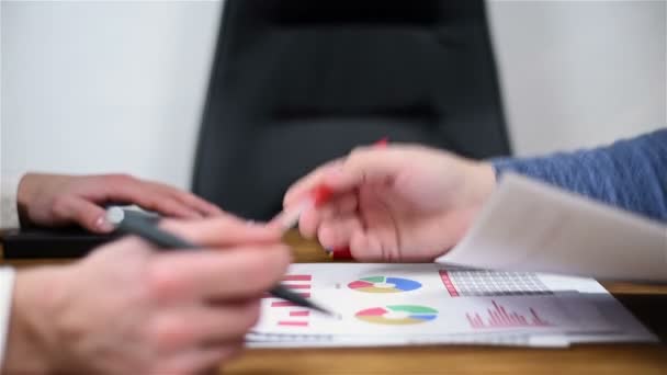 Coworker Checking Financial Report e Stock Exchange Etatistics. Fechar — Vídeo de Stock