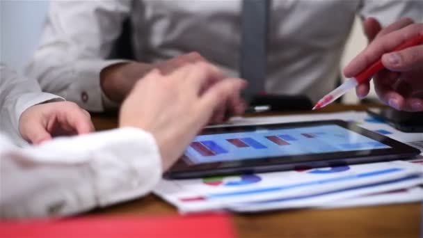 Drie ondernemers Tablet met beurs statistieken — Stockvideo