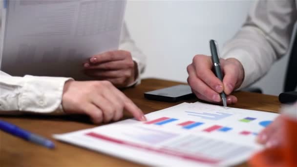 Müdüre finansal raporları imzalamak için Sekreteri verir — Stok video