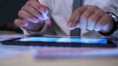 Ofis Masası çalışma ve rapor kurmak ile değmek yastık kullanarak tüccar