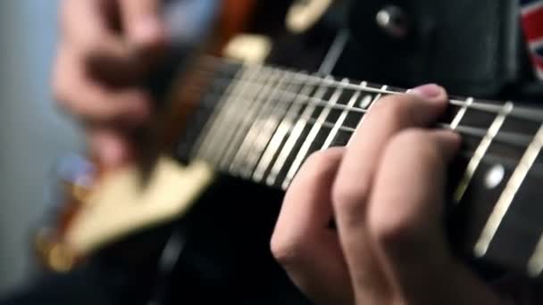 Guitarristas mãos tocando na guitarra elétrica. Fechar — Vídeo de Stock