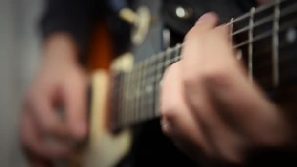 Музыкант играет рок-музыку на электрогитаре — стоковое видео