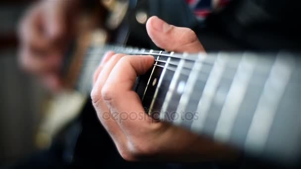 Professioneller Gitarrist, der Rocksoli mit einer E-Gitarre spielt. Zeitlupeneffekt — Stockvideo