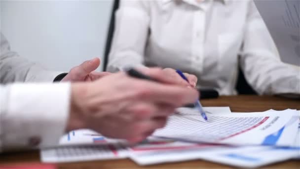 Sekreter kadın verir A Yönetim raporu kontrol — Stok video