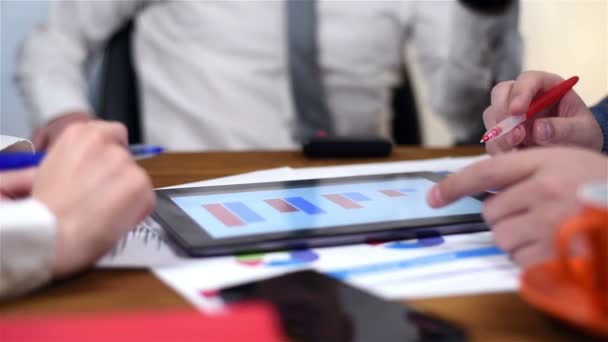 Ortak çalışan tablet Menkul Kıymetler Borsası istatistikleri ile kullanma. Evrak kavramı — Stok video