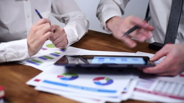 Dois empresários usando tablet digital com estatísticas da bolsa de valores — Vídeo de Stock