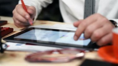 Tüccar grafikler dijital Tablet ekran üzerinde analiz kalem ile. Ağır çekim etkisi