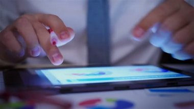 İşadamı ile kırmızı kalem el Finans raporu grafikler ekran ile dokunmatik yüzey ile kullanma.