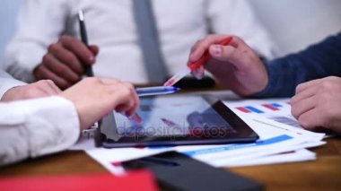 Menkul Kıymetler Borsası istatistikleri ile dijital Tablet Pc kullanarak iş adamları.