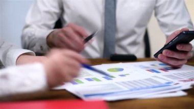 Ofiste iki iş adamları mali rapordaki verileri karşılaştırır. Yakın çekim