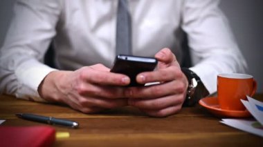 Ofiste oturan ve telefonunuzun ve iş adamı. Yakın çekim