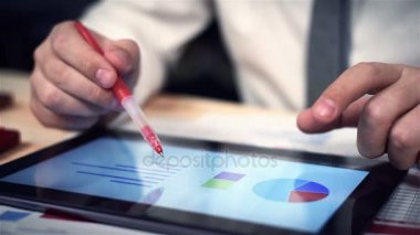 Ofis Masası çalışma ve raporu başlaması ile birlikte dijital Tablet kullanarak tüccar