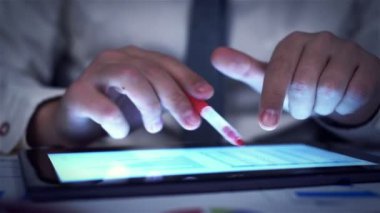 İşadamı dijital tablet veri karşılaştırır. Yakın çekim