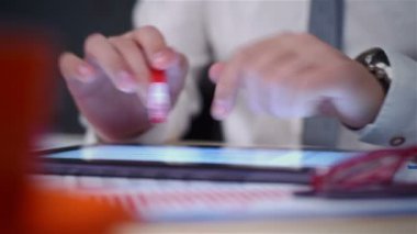 İşadamı ile kırmızı kalem el Finans raporu grafikler ekran ile dokunmatik yüzey ile kullanma.