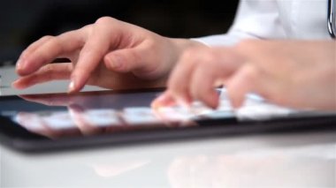 Doktor Röntgen hastanın dijital tablet inceliyor