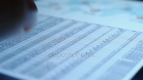 Audit dell'analisi dei dati finanziari sullo schermo Touch Pad. Macro — Video Stock