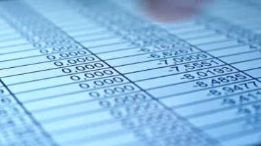 Kontrol borsa ekran Tablet üzerinde parmak. Makro