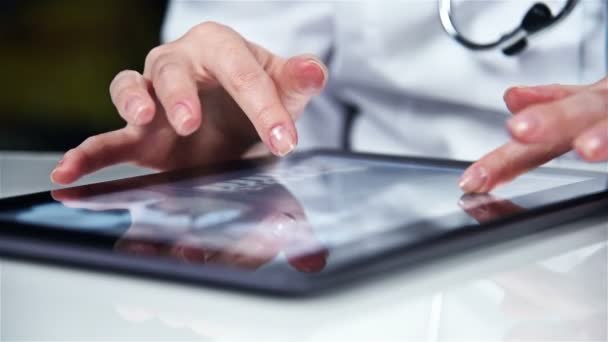 Wetenschapper onderzoekt een röntgenfoto van de patiënt op de touchpad. Close-up — Stockvideo