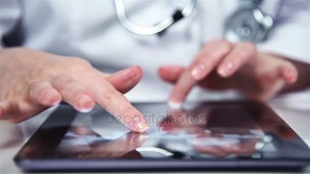Γυναίκα γιατρό χρησιμοποιώντας ψηφιακό Tablet. Κοντινό πλάνο — Αρχείο Βίντεο
