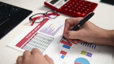 Stok istatistiklerini izleme iş adamı. Yakın çekim