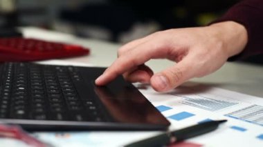 Stok istatistikleri ve mali rapor üstünde Laptop izleme muhasebeci