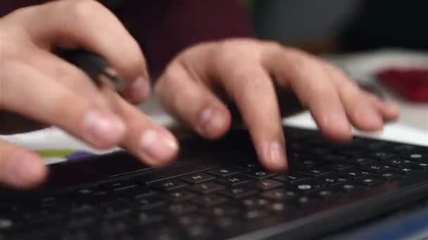 Ruce, psaní na klávesnici — Stock video
