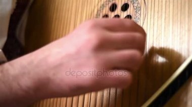 El ile yapay tırnak Bandura üzerinde oynama