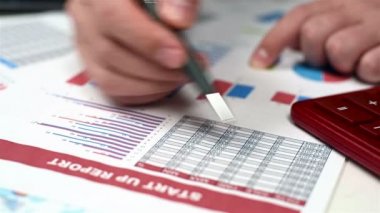 İşadamı stok istatistik analiz eder.