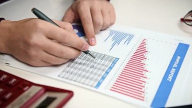 Yıllık rapor izleme iş adamı. Yakın çekim