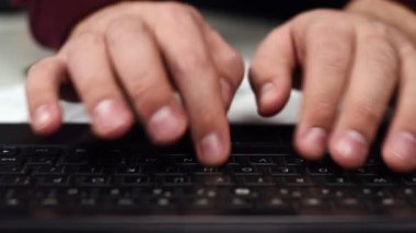 Klavyede yazarak eller. Yakın çekim