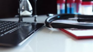 Tıp doktorları çalışma yer. Steteskop ve hasta sağlık kartı hekimler Office masada yatan. Sağlık ve tıp kavramı