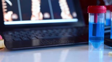 X-ışınları ekran, hap yığını, Pano reçete listesi ve masanın üzerinde yatan stetoskop ile omurga ile dizüstü bilgisayar