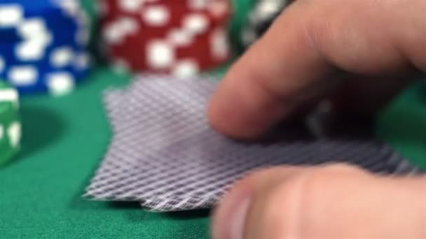 Poker oyuncuları kontrol kartları — Stok video