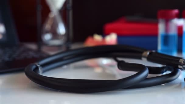 Medyczny stetoskop w pobliżu Laptop z prześwietlenia kręgosłupa na ekranie na stole — Wideo stockowe