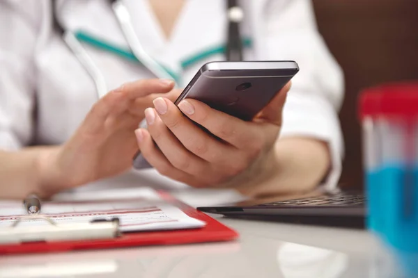 Medico in possesso di smart phone — Foto Stock