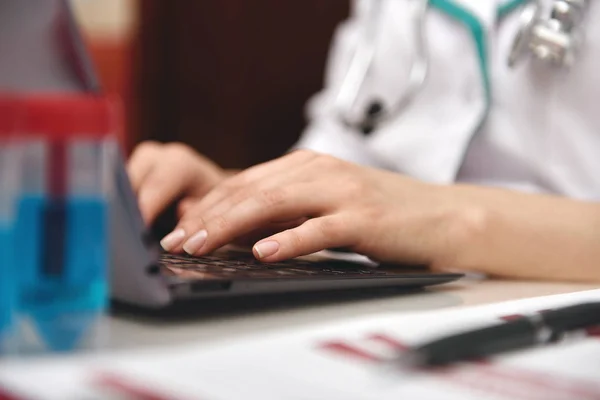 Manos escribiendo en el ordenador portátil — Foto de Stock