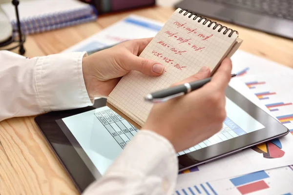 Informe financiero en el cuaderno — Foto de Stock