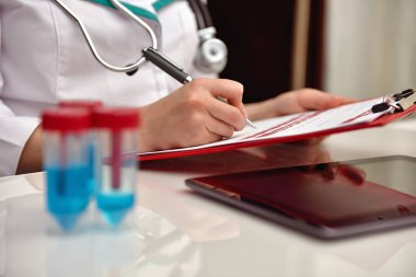 Doktor hastaların tıbbi geçmişinde yazıyor