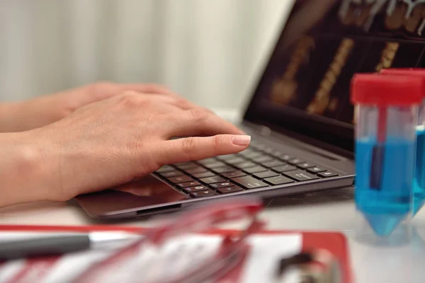 Mãos octor digitando no laptop — Fotografia de Stock