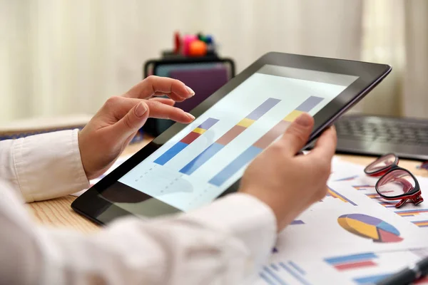 Comerciante mulher tocando tablet com gráfico — Fotografia de Stock