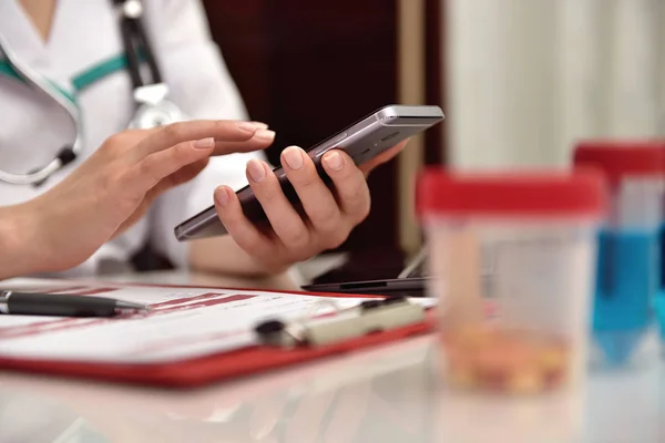 Médico con teléfono móvil —  Fotos de Stock