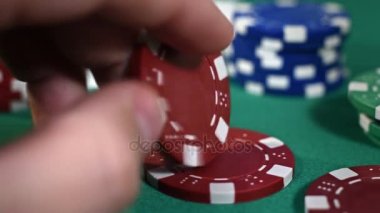 Satıcı el kırmızı Poker fişleri toplar. Yakın çekim