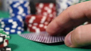 Kontrol kartları, iki as tutan poker oyuncular. Ağır çekim etkisi