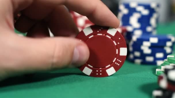Mano del distribuidor con fichas de póquer rojo. Primer plano — Vídeos de Stock