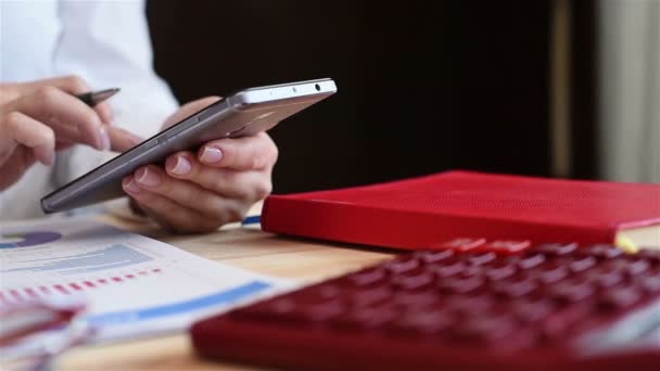 Geschäftsfrau, die online mit dem Handy handelt. Zeitlupeneffekt — Stockvideo